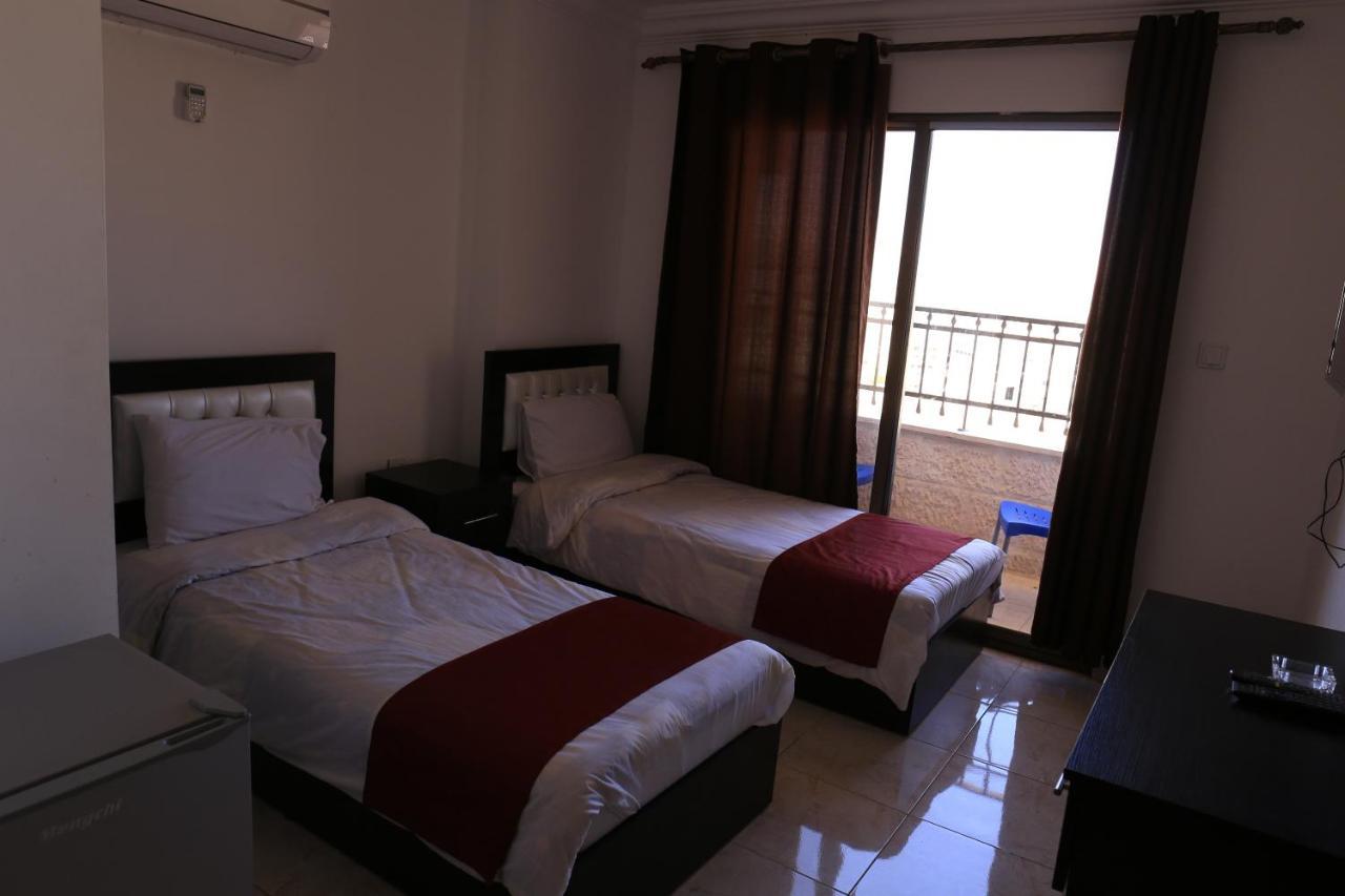 Weekend Hotel Акаба Екстериор снимка